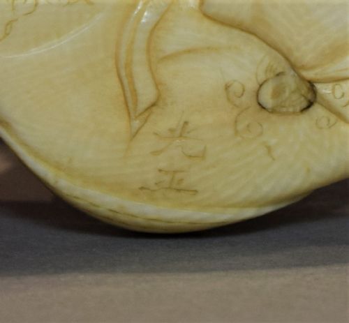 A JAPANESE IVORY OKIMONO OF A BOY PLAYING FLUTE SIGNED KOGYOKU - ADDITIONAL PHOTO 6