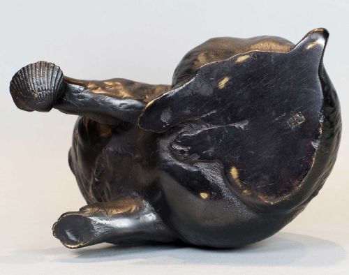 CUTE JAPANESE BRONZE OKIMONO OF AN AKITA PUPPY WITH CLAM SHELL - ADDITIONAL PHOTO 9