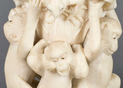 UNUSUAL JAPANESE IVORY OKIMONO SKELETON MONKEYS CARRYING TOADS - ADDITIONAL PHOTO 2