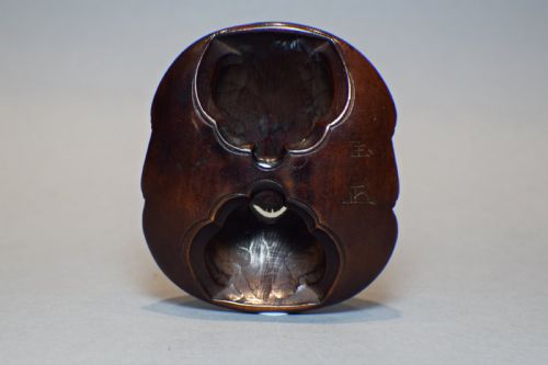 A LARGE AND CHARMING JAPANESE WOODEN NOH MASK NETSUKE OF OKAME SIGNED - ADDITIONAL PHOTO 2