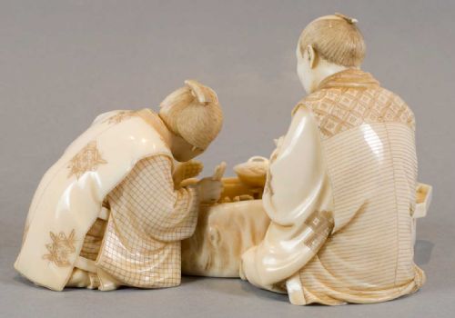 FINE QUALITY JAPANESE MEIJI PERIOD IVORY OKIMONO SEATED GROUP - ADDITIONAL PHOTO 5