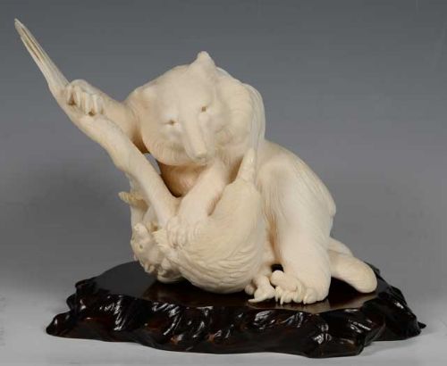 EXHIBITION QUALITY JAPANESE IVORY OKIMONO BEARS AND EAGLE SIGNED TOMOKAZU - ADDITIONAL PHOTO 1