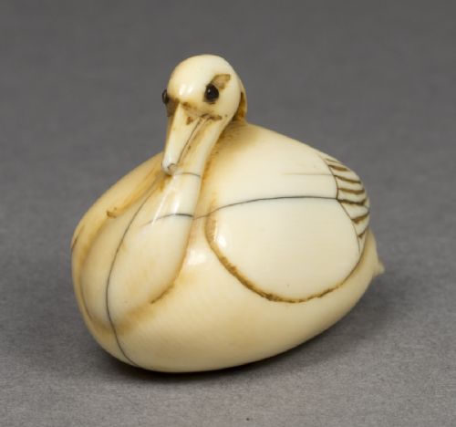 JAPANESE EDO PERIOD IVORY NETSUKE OF A CRESTED CRANE - ADDITIONAL PHOTO 1