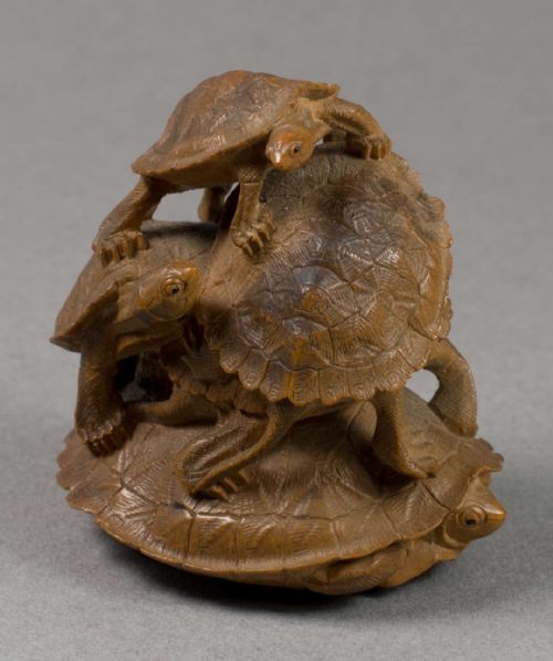 LARGE JAPANESE BOXWOOD OKIMONO STYLE NETSUKE GROUP TURTLES BY TADAKAZU - ADDITIONAL PHOTO 3