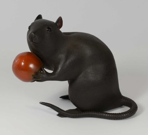 LARGE JAPANESE BRONZE RAT WITH PERSIMMON OKIMONO SIGNED - ADDITIONAL PHOTO 1