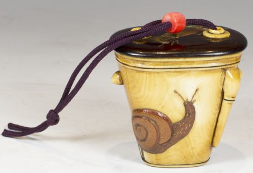 DELIGHTFUL JAPANESE IVORY LACQUER TONKOTSU TOBACCO CONTAINER - ADDITIONAL PHOTO 2