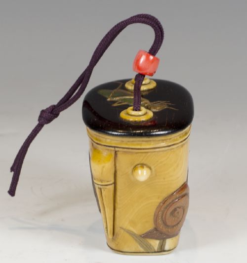 DELIGHTFUL JAPANESE IVORY LACQUER TONKOTSU TOBACCO CONTAINER - ADDITIONAL PHOTO 3