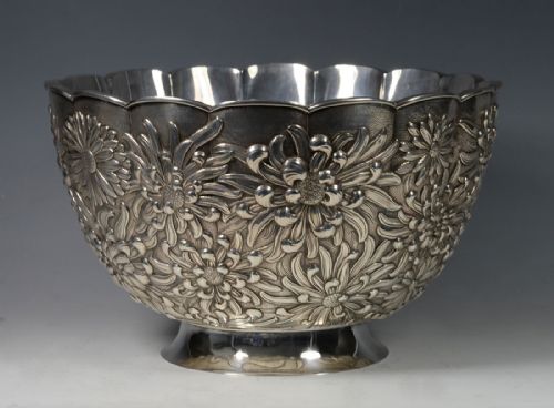 LARGE JAPANESE MEIJI PERIOD SILVER CHRYSANTHEMUM FRUIT BOWL - ADDITIONAL PHOTO 2