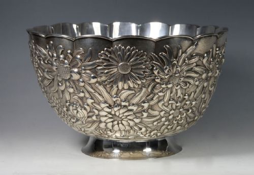 LARGE JAPANESE MEIJI PERIOD SILVER CHRYSANTHEMUM FRUIT BOWL - ADDITIONAL PHOTO 3