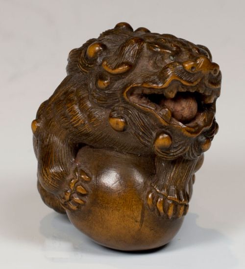 JAPANESE MEIJI PERIOD WOODEN SHI SHI DOG NETSUKE - ADDITIONAL PHOTO 2