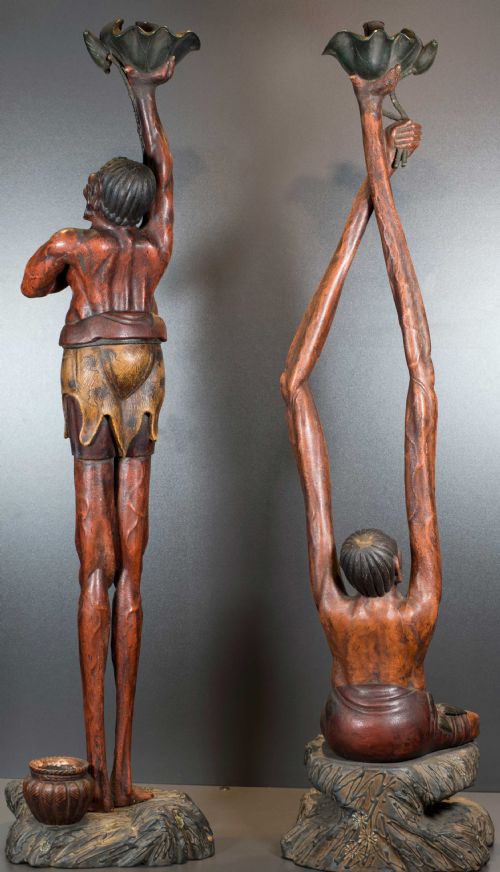 A FASCINATING LARGE PAIR OF JAPANESE LACQUER CANDLESTICKS ASHINAGA TENAGA - ADDITIONAL PHOTO 4