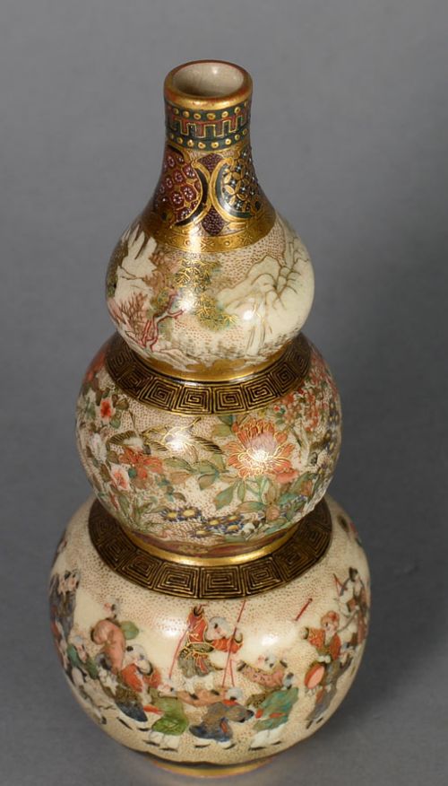 UNUSUAL JAPANESE SATSUMA TRIPLE GOURD VASE BY MEIZAN - ADDITIONAL PHOTO 4