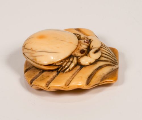 JAPANESE EDO PERIOD CARVED IVORY CRAB SHELLS NETSUKE - ADDITIONAL PHOTO 1