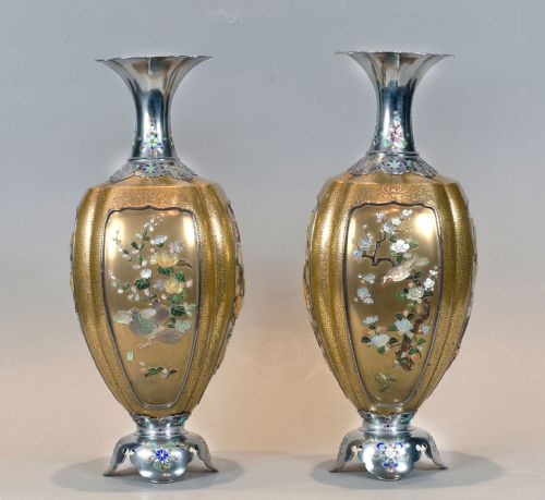 fig 1. OUTSTANDING PAIR OF JAPANESE GOLD LACQUER & SHIBAYAMA VASES