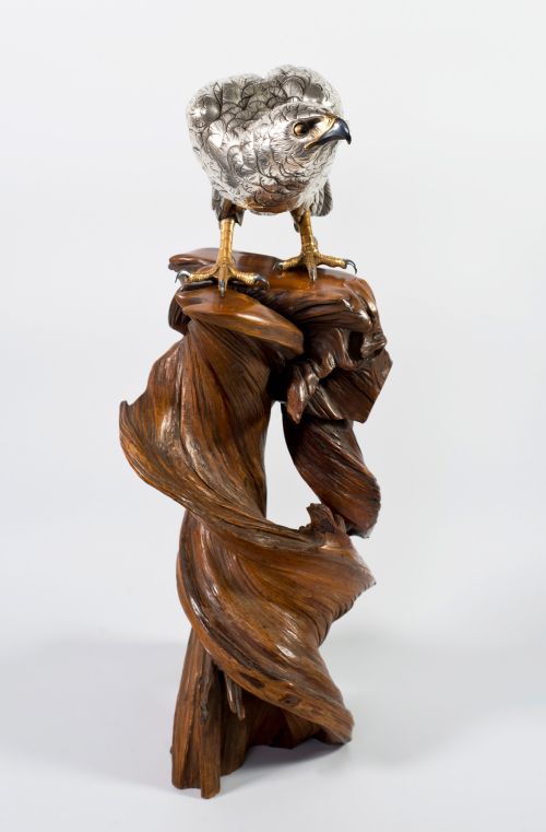 JAPANESE SILVERED BRONZE HAWK ON NATURALISTIC WOOD STANDYOSHITANI - ADDITIONAL PHOTO 3