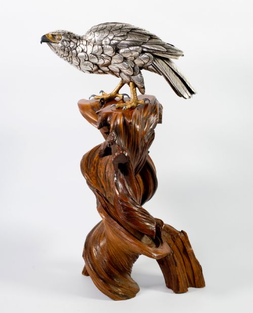 JAPANESE SILVERED BRONZE HAWK ON NATURALISTIC WOOD STANDYOSHITANI - ADDITIONAL PHOTO 8