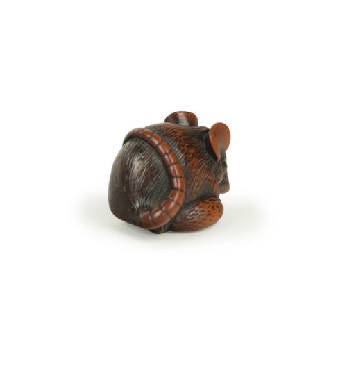 JAPANESE BOXWOOD NETSUKE RAT CLUTCHING CHESTNUT - ADDITIONAL PHOTO 1