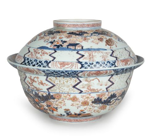 LARGE SCALE JAPANESE 18TH CENTURY IMARI BOWL AND COVER - ADDITIONAL PHOTO 3