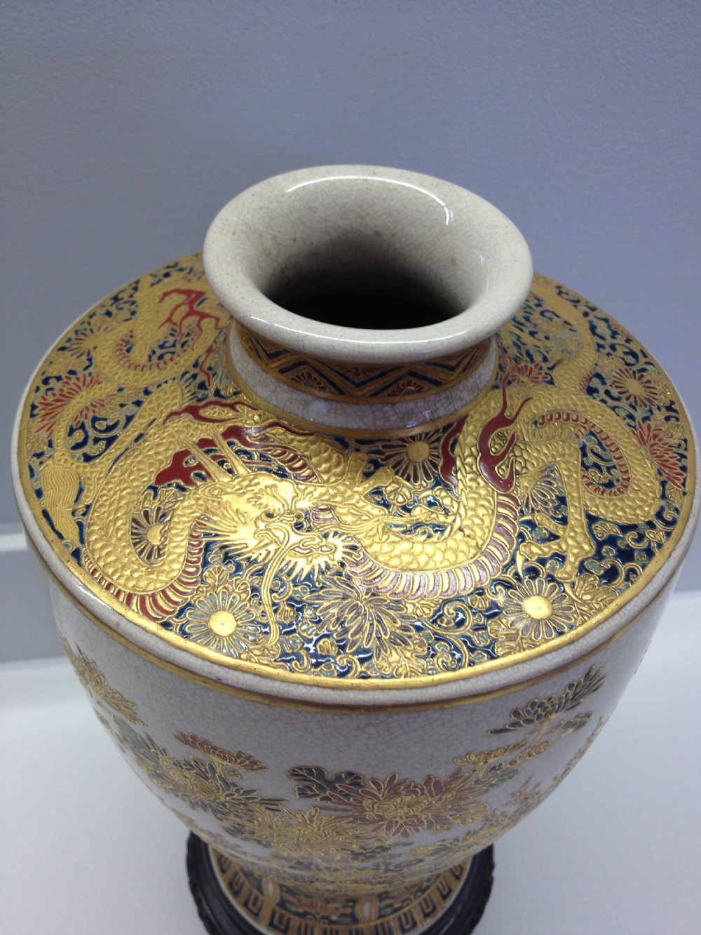 SUPERB LARGE JAPANESE IMPERIAL SATSUMA VASE DRAGONS View IV