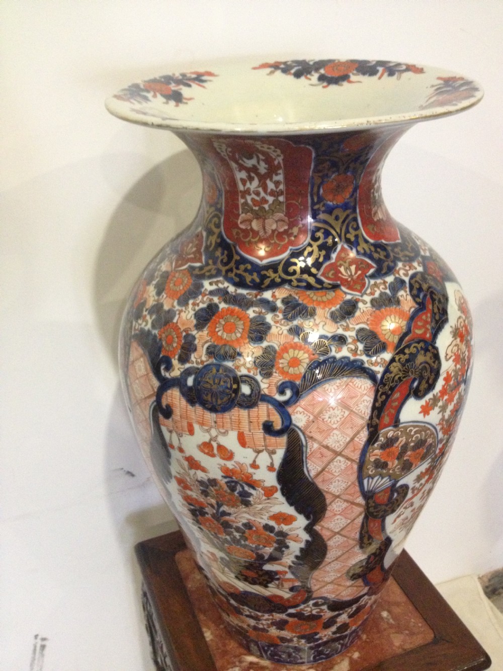 FANTASTIC QUALITY LARGE JAPANESE IMARI VASE View III