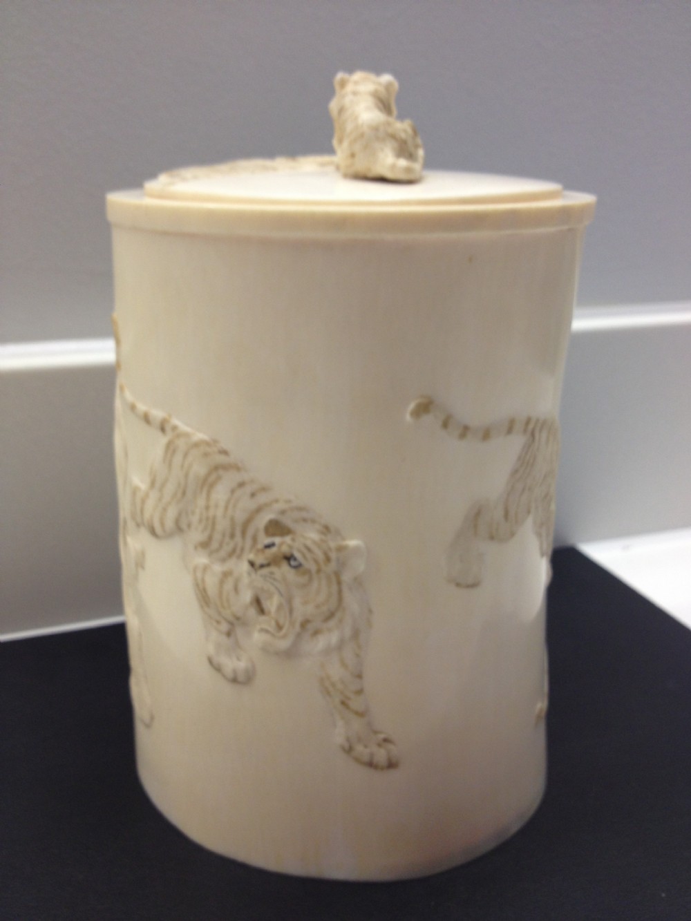 SUPERB LARGE JAPANESE IVORY TUSK VASE ELEPHANTS & TIGERS MEIJI PERIOD View IV