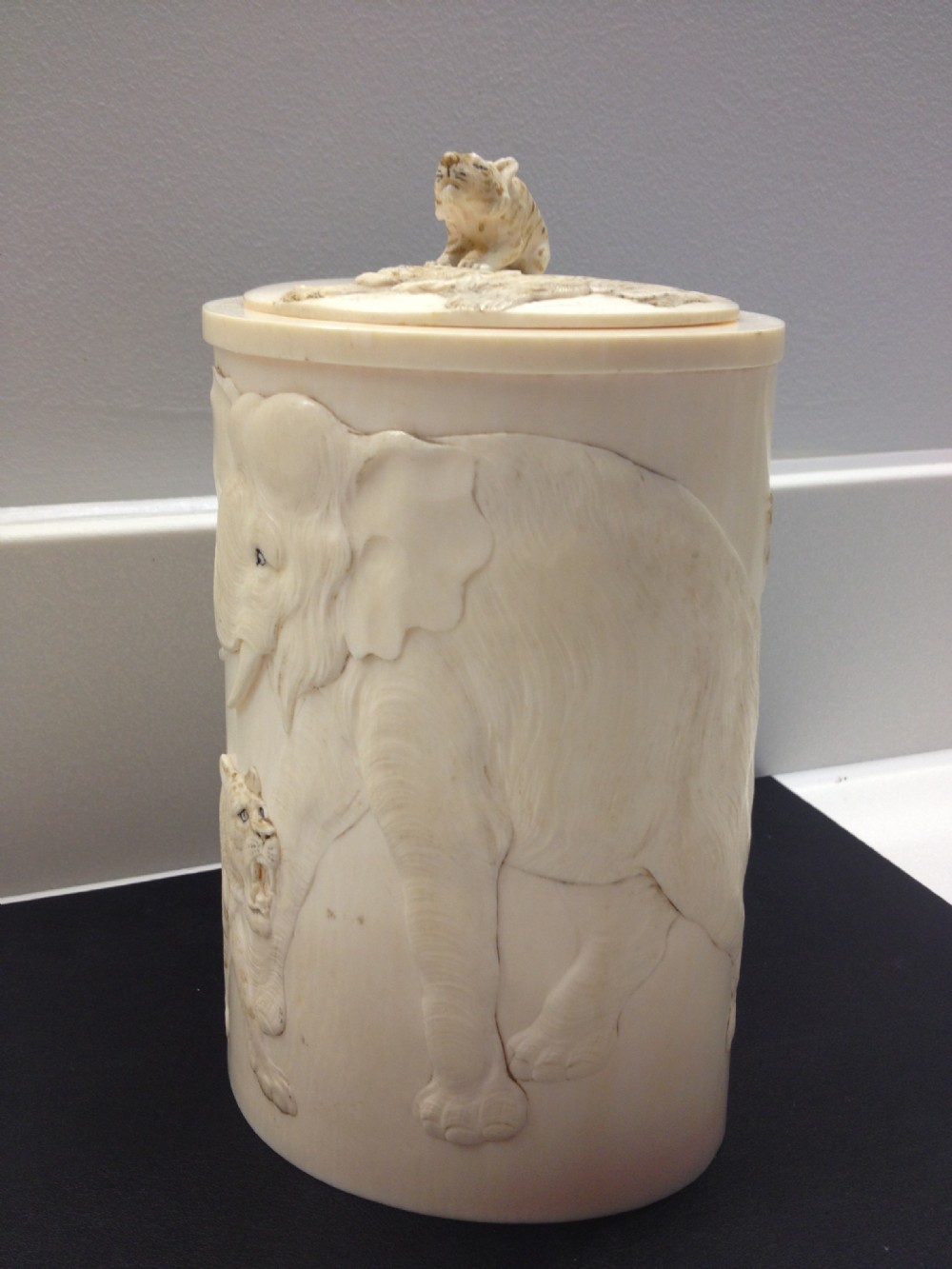 SUPERB LARGE JAPANESE IVORY TUSK VASE ELEPHANTS & TIGERS MEIJI PERIOD View VI