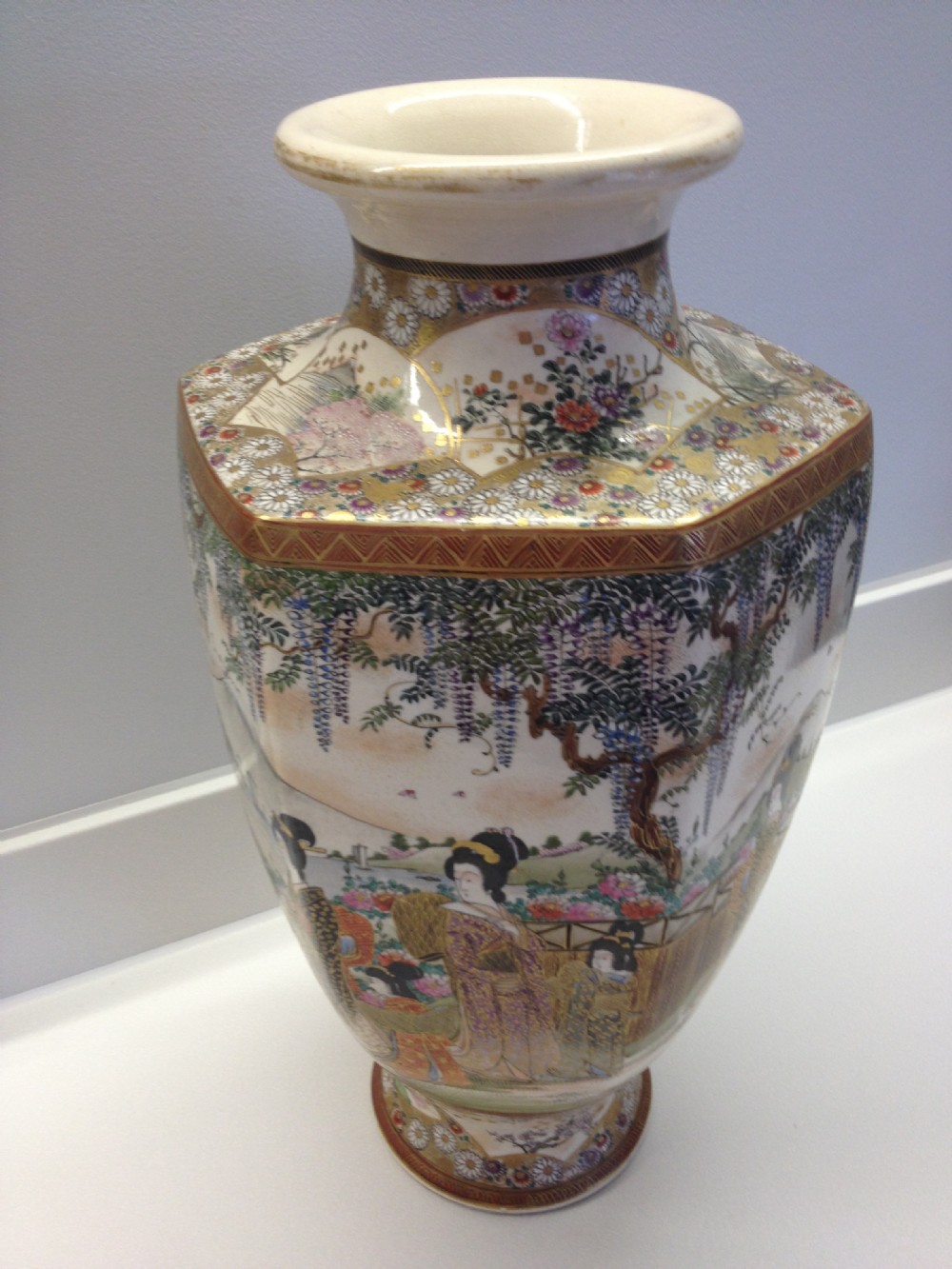 VERY LARGE DECORATIVE JAPANESE SATSUMA VASE  View II