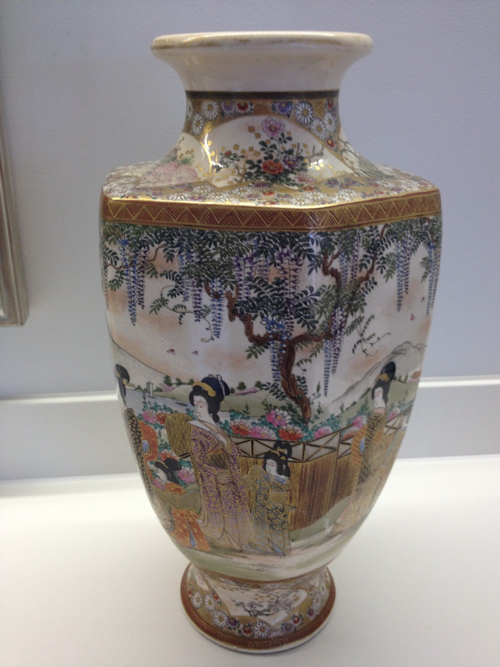 VERY LARGE DECORATIVE JAPANESE SATSUMA VASE  View VII