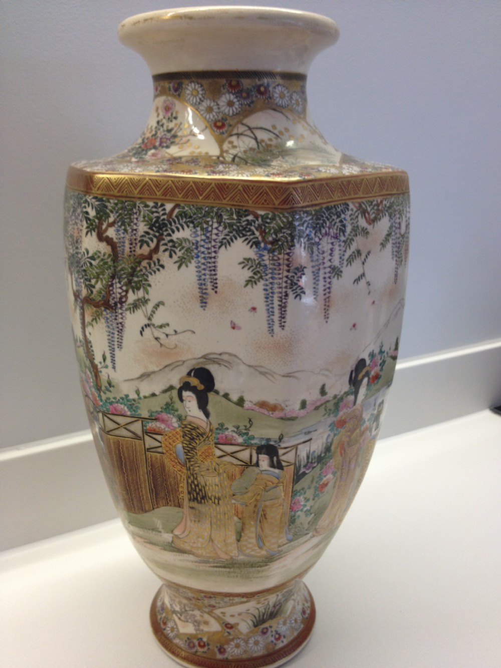 VERY LARGE DECORATIVE JAPANESE SATSUMA VASE  View III
