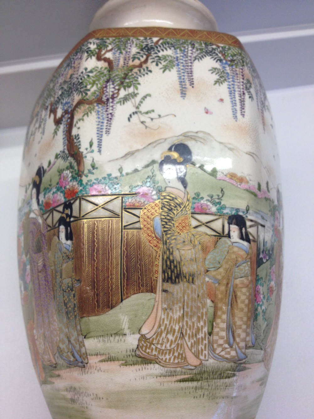 VERY LARGE DECORATIVE JAPANESE SATSUMA VASE  View XII