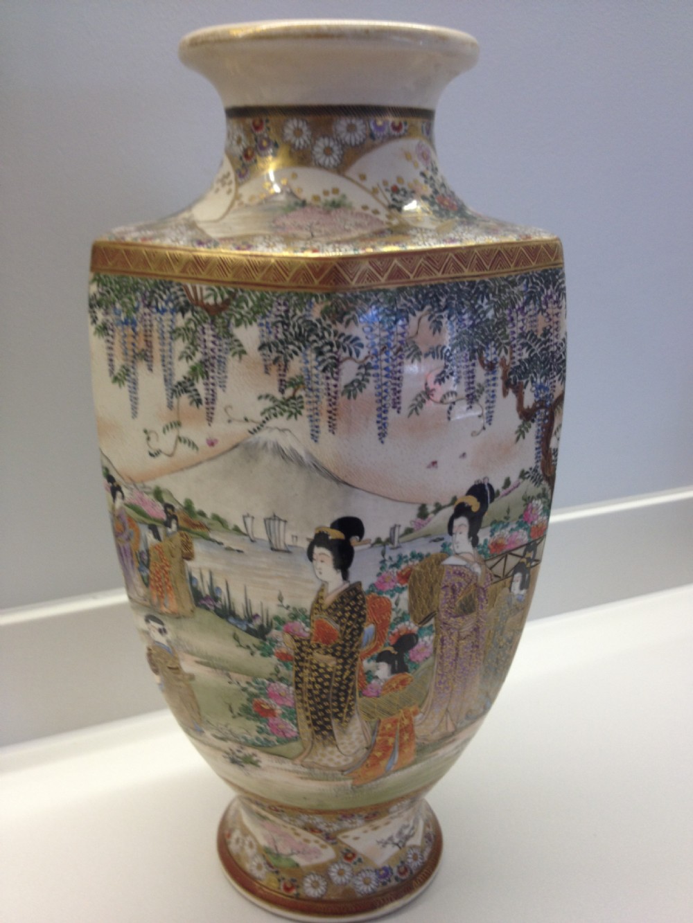 VERY LARGE DECORATIVE JAPANESE SATSUMA VASE  View VI