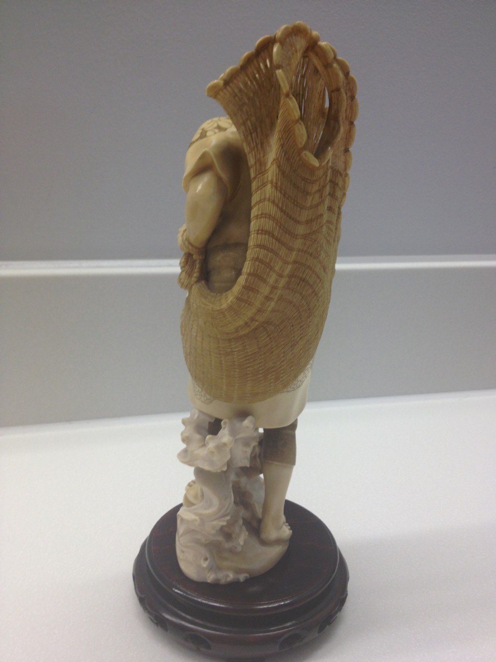SUPERB QUALITY JAPANESE IVORY OKIMONO FISHERMAN RED SEAL SIGNATURE View III