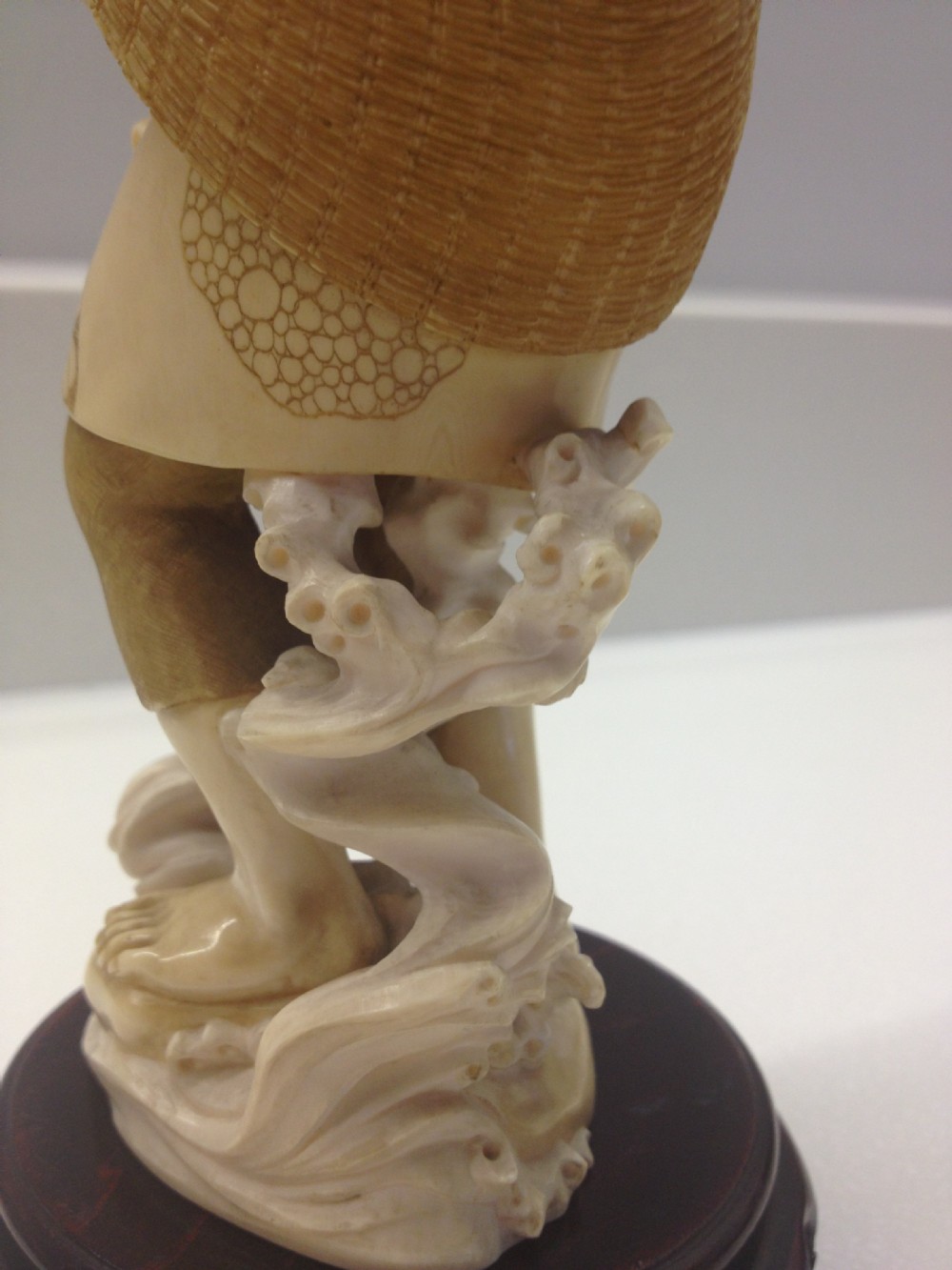 SUPERB QUALITY JAPANESE IVORY OKIMONO FISHERMAN RED SEAL SIGNATURE View IX