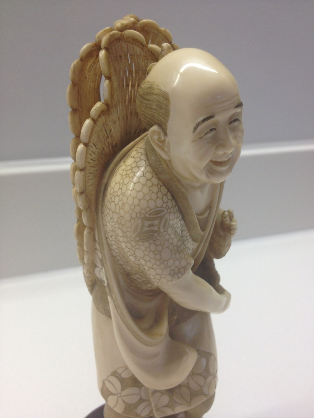 SUPERB QUALITY JAPANESE IVORY OKIMONO FISHERMAN RED SEAL SIGNATURE View VI