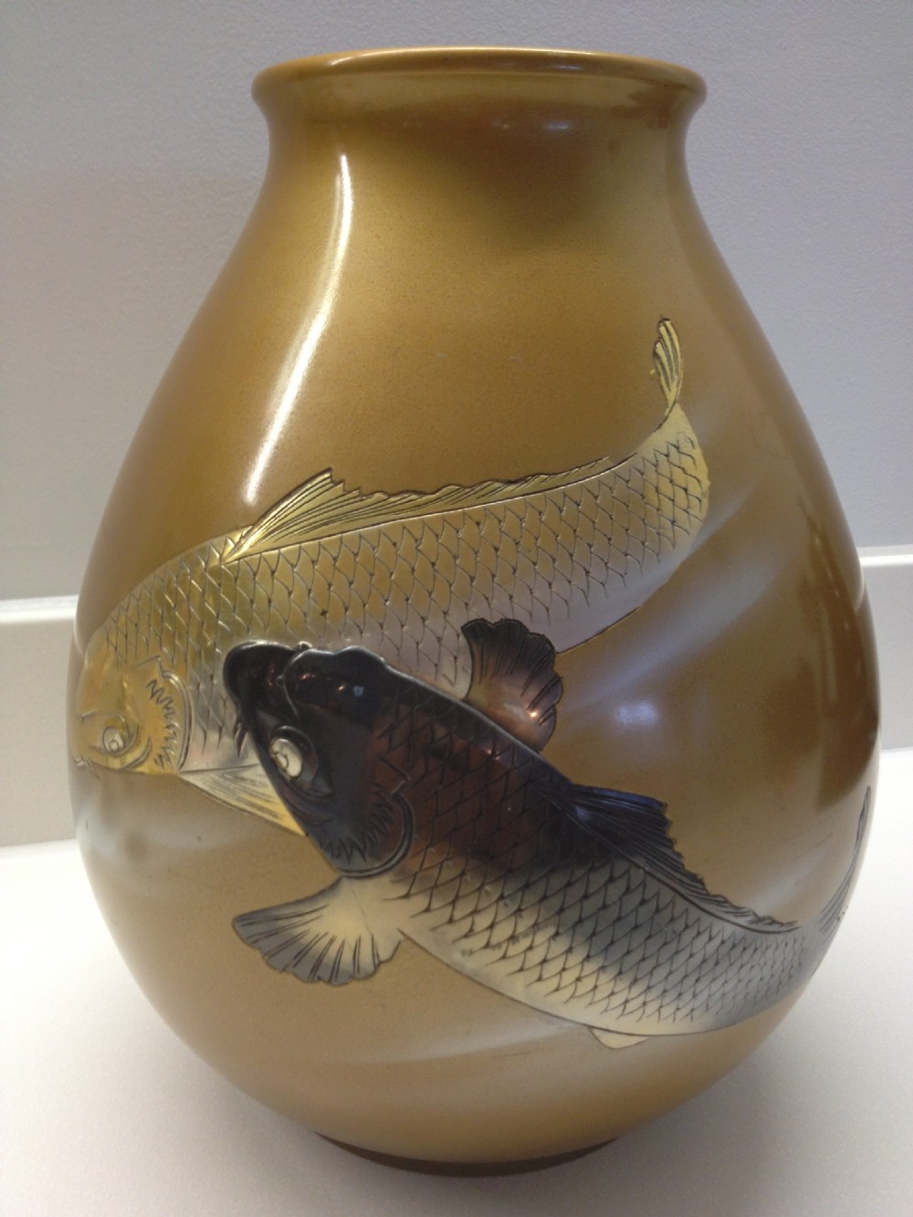 LARGE JAPANESE LACQUERED BRONZE VASE OVERLAID CARP SWIMMING