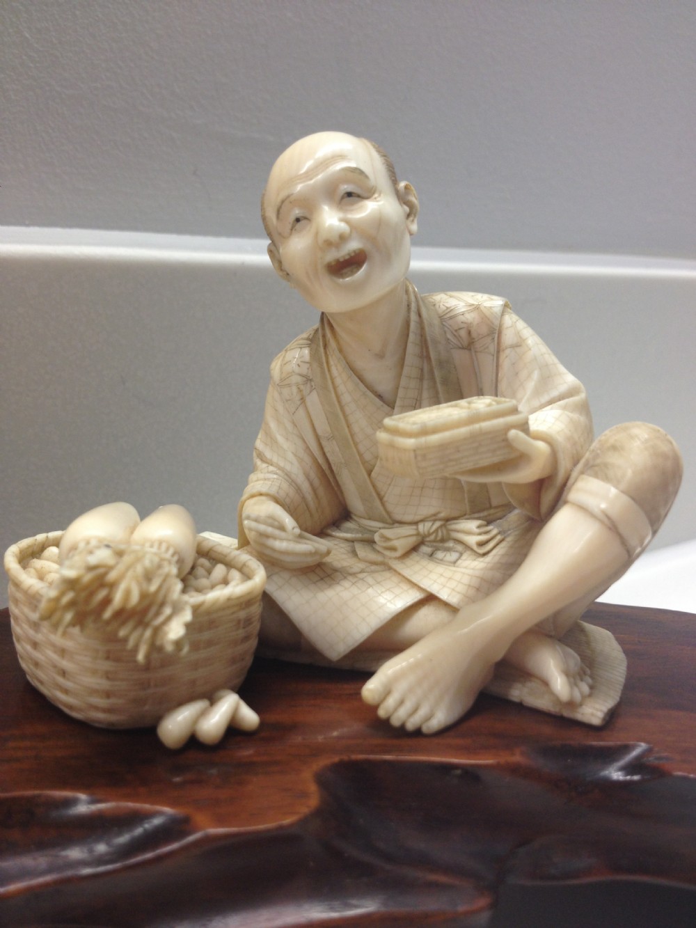 SUPERB JAPANESE IVORY OKIMONO MARKET TRADER RED SEAL SIGNATURE View VI
