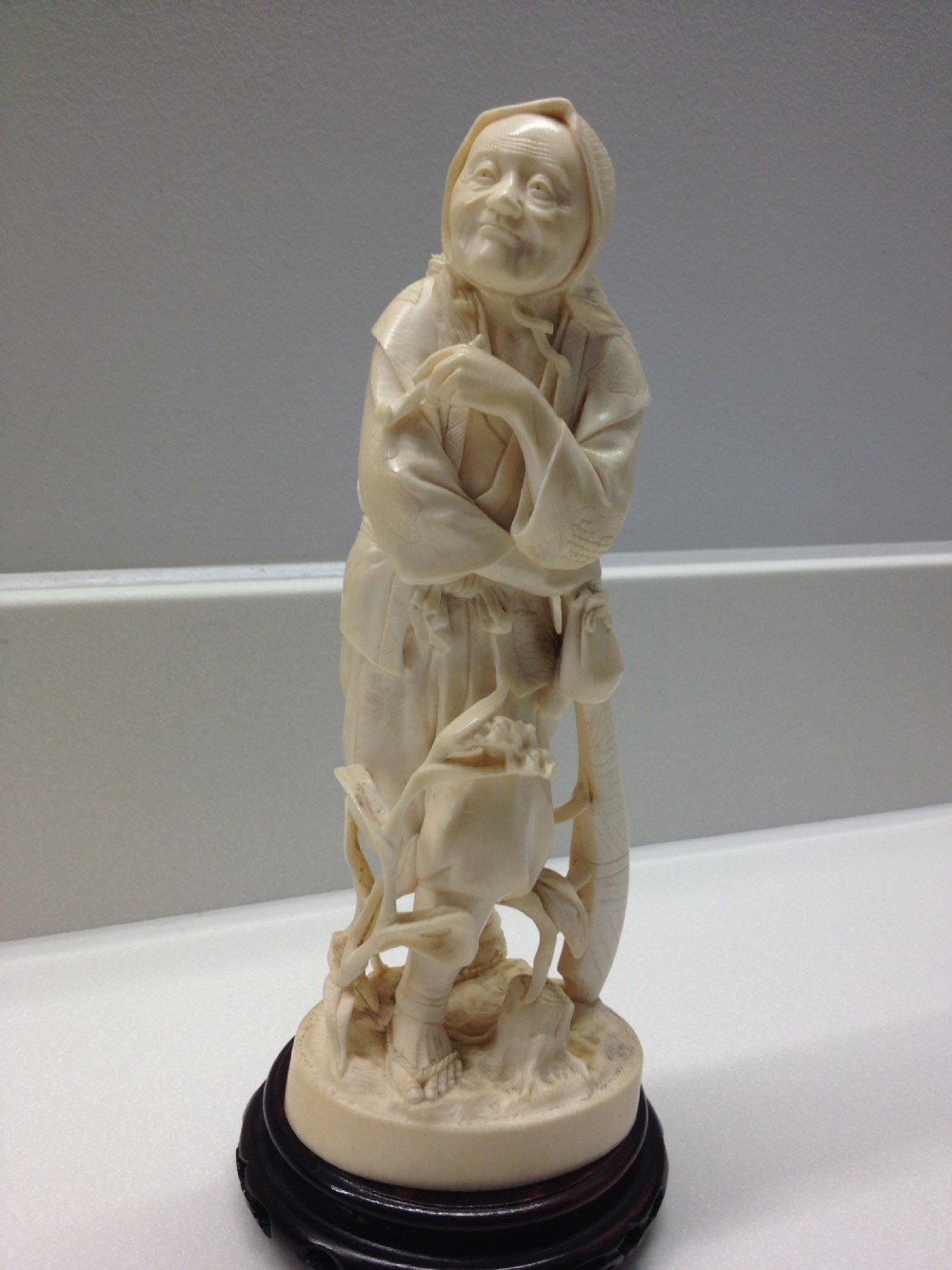 FINE QUALITY JAPANESE IVORY OKIMONO HUNTER - RED SEAL MEIJI PERIOD