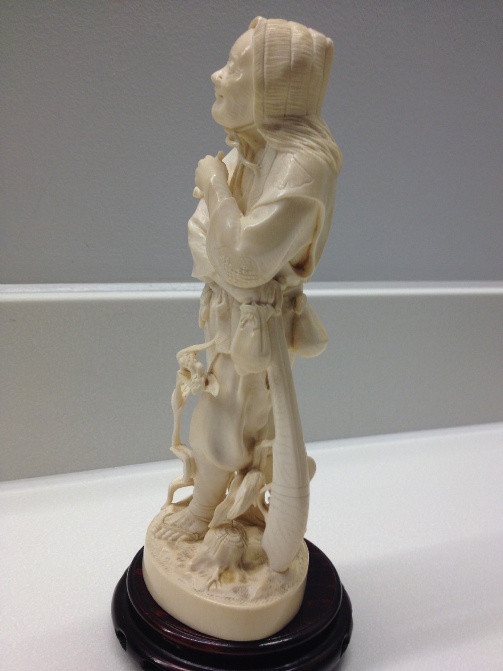 FINE QUALITY JAPANESE IVORY OKIMONO HUNTER - RED SEAL MEIJI PERIOD View II
