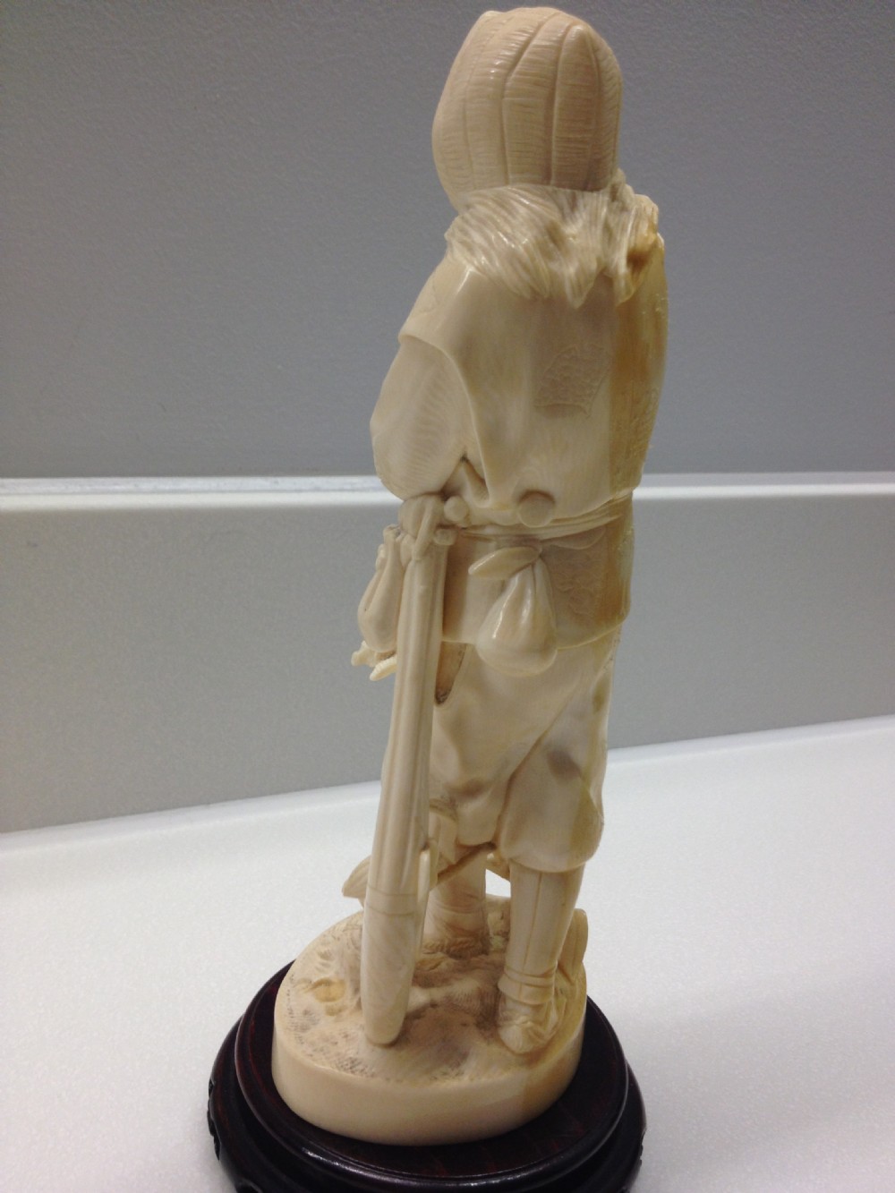 FINE QUALITY JAPANESE IVORY OKIMONO HUNTER - RED SEAL MEIJI PERIOD View III