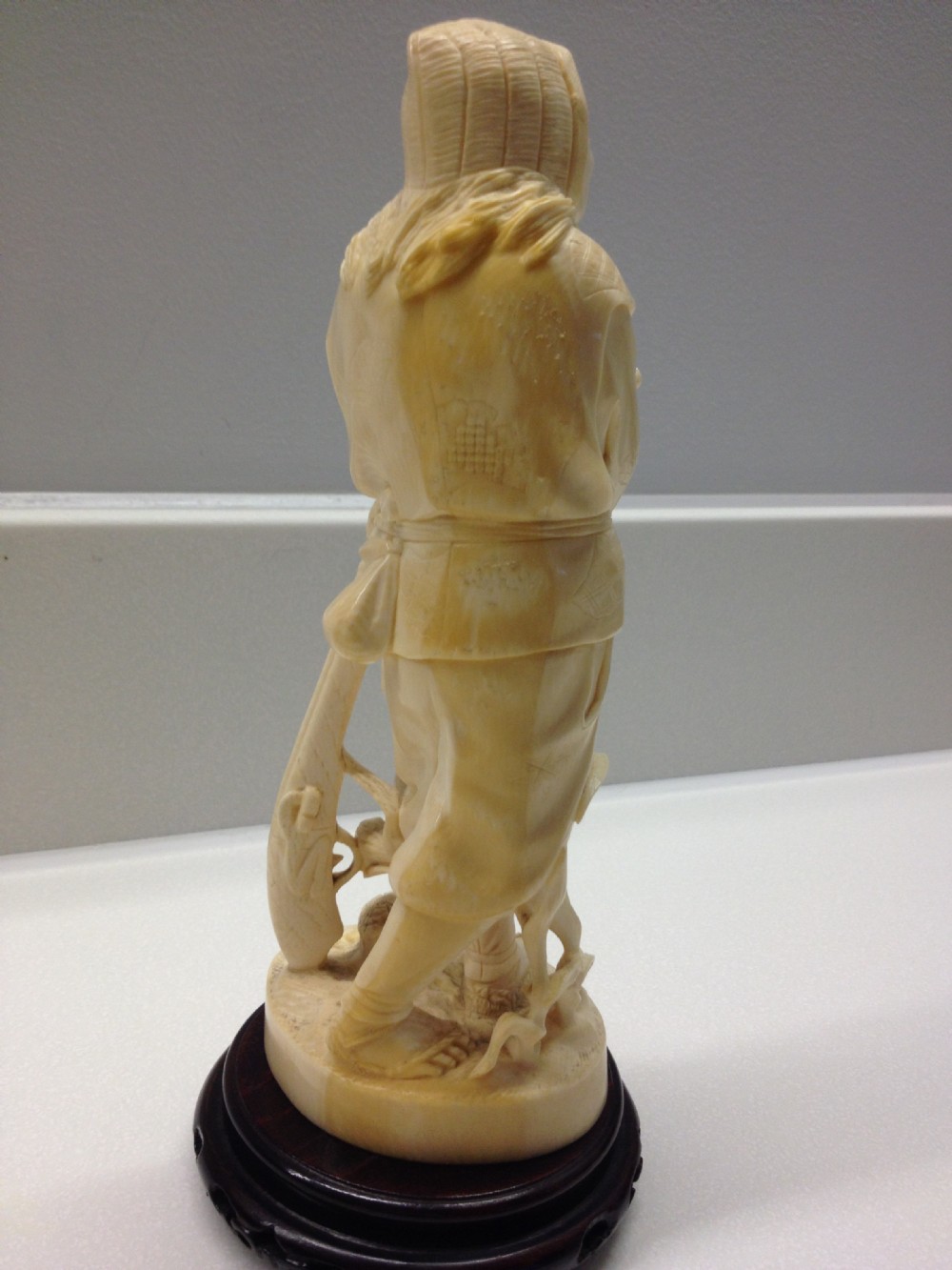FINE QUALITY JAPANESE IVORY OKIMONO HUNTER - RED SEAL MEIJI PERIOD View IV