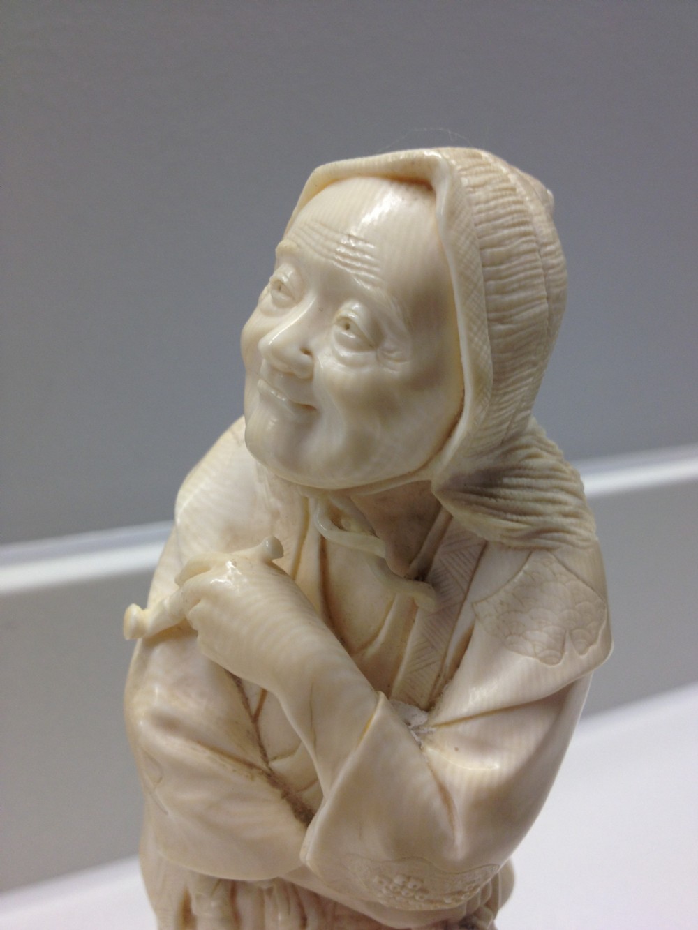 FINE QUALITY JAPANESE IVORY OKIMONO HUNTER - RED SEAL MEIJI PERIOD View VIII