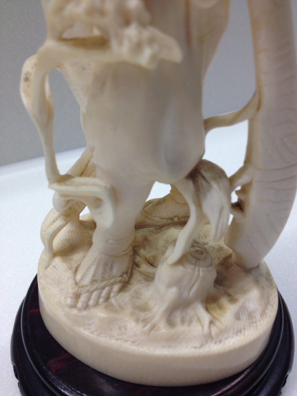 FINE QUALITY JAPANESE IVORY OKIMONO HUNTER - RED SEAL MEIJI PERIOD View IX