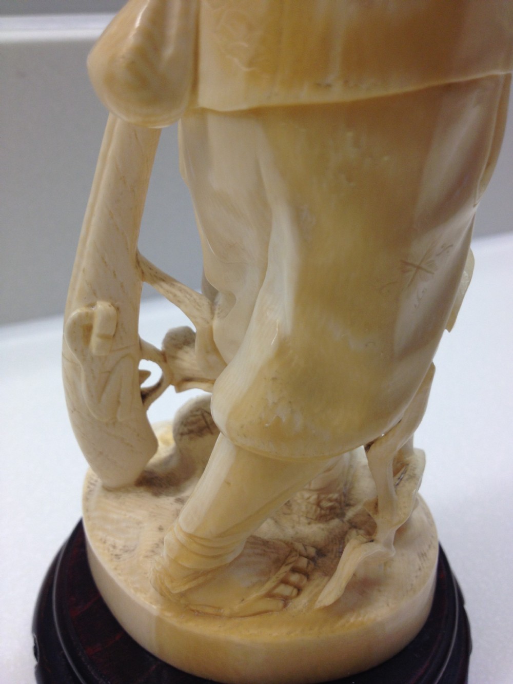 FINE QUALITY JAPANESE IVORY OKIMONO HUNTER - RED SEAL MEIJI PERIOD View X