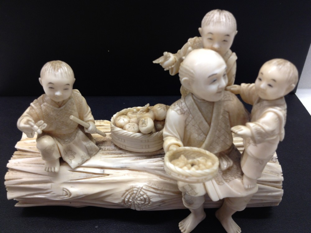 FINE QUALITY JAPANESE IVORY OKIMONO FAMILY GROUP MEIJI PERIOD 1868-1912 View II