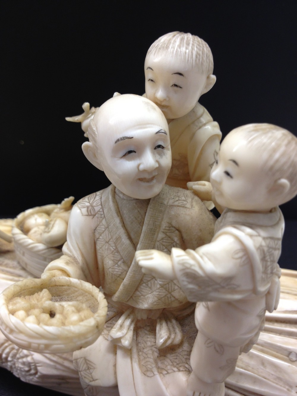 FINE QUALITY JAPANESE IVORY OKIMONO FAMILY GROUP MEIJI PERIOD 1868-1912 View IX