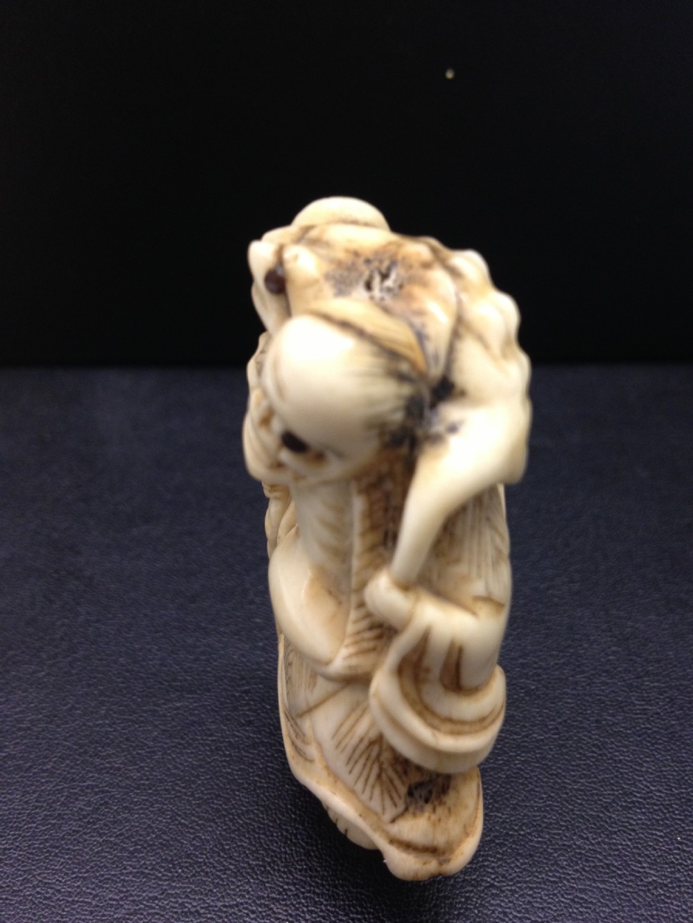 JAPANESE STAG ANTLER NETSUKE OF GAMMA SENIN MEIJI PERIOD View III