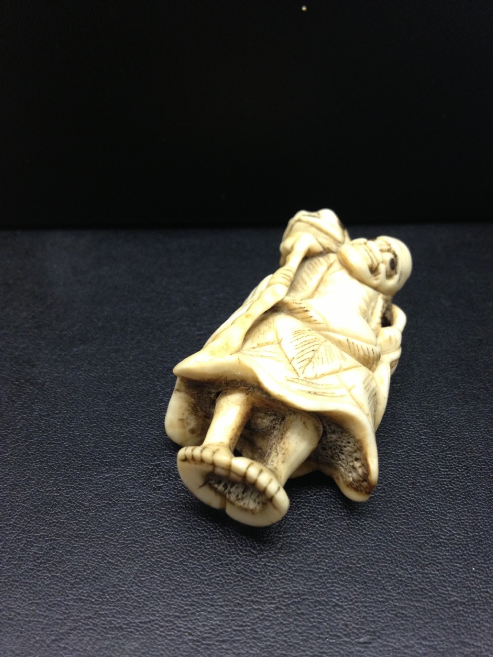 JAPANESE STAG ANTLER NETSUKE OF GAMMA SENIN MEIJI PERIOD View V