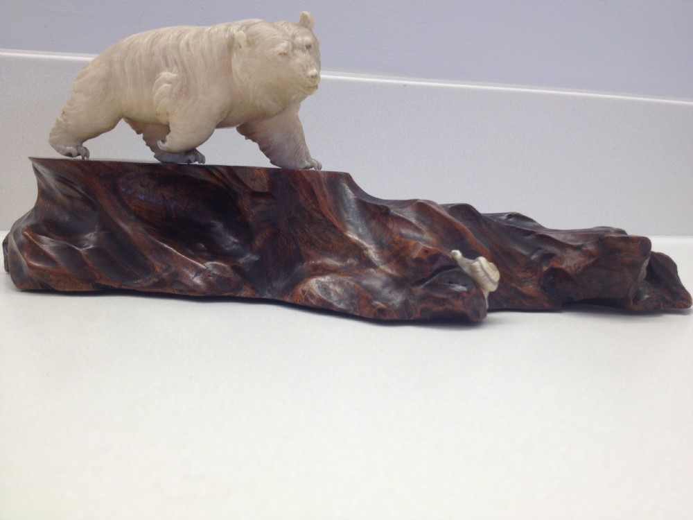 FANTASTIC QUALITY JAPANESE IVORY OKIMONO GROUP SNOW BEAR ON ROCKY OUTCROP MEIJI PERIOD View II