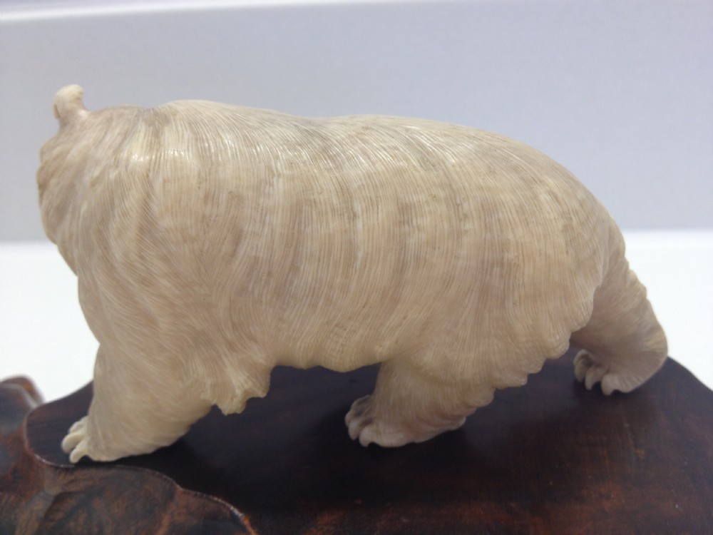 FANTASTIC QUALITY JAPANESE IVORY OKIMONO GROUP SNOW BEAR ON ROCKY OUTCROP MEIJI PERIOD View III