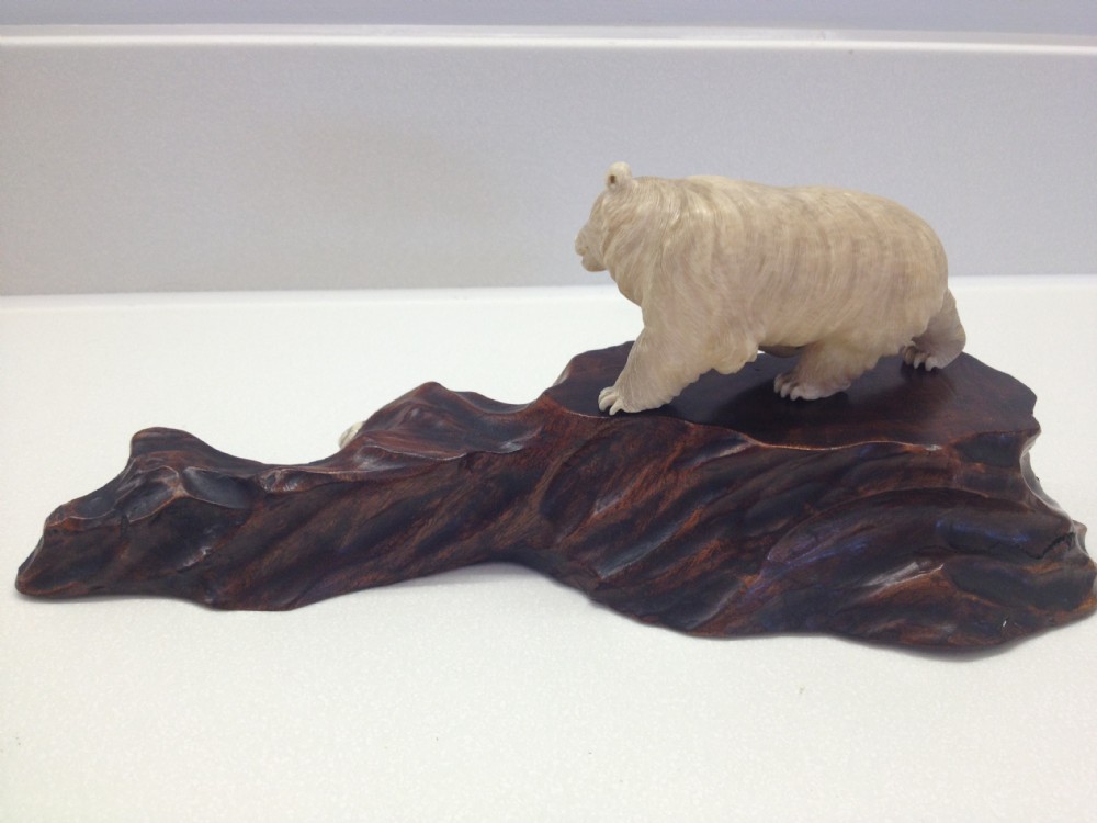 FANTASTIC QUALITY JAPANESE IVORY OKIMONO GROUP SNOW BEAR ON ROCKY OUTCROP MEIJI PERIOD View IV
